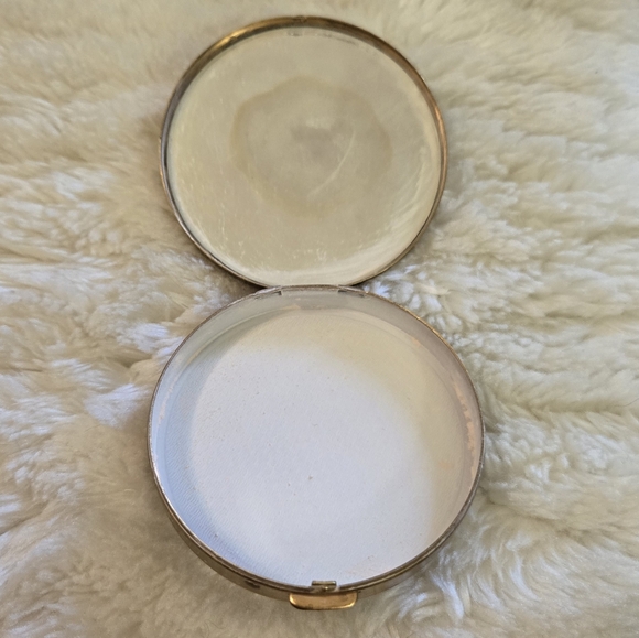 Vintage Gold Makeup Kit Clutch - Picture 7 of 16